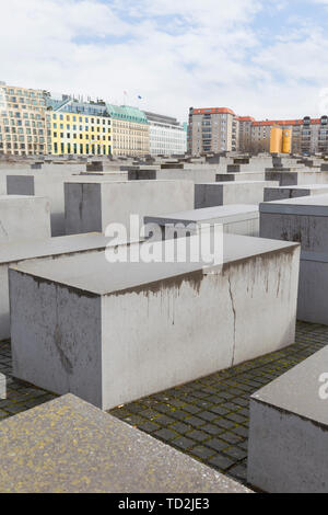 Hunderte von betonplatten oder Stelen am Denkmal für die ermordeten Juden Europas, auch Holocaust-mahnmal genannt, in der Innenstadt von Berlin, Deutschland. Stockfoto