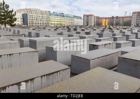 Hunderte von betonplatten oder Stelen am Denkmal für die ermordeten Juden Europas, auch Holocaust-mahnmal genannt, in der Innenstadt von Berlin, Deutschland. Stockfoto