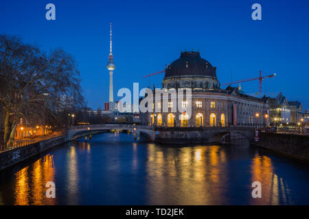 Schöne Aussicht auf die beleuchteten Fernsehturm Fernsehturm, Bode Museum und seine Reflexionen auf der Spree in Berlin, Deutschland, in der Dämmerung. Stockfoto