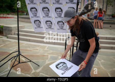 Jim Beck, der badkneests, Drucke Poster von South Bend Bürgermeister Peter Buttigieg, die ausgeführt wird, um die demokratische Nominierung für das Amt des Präsidenten der Vereinigten Staaten, auf den Showalter Brunnen auf dem Campus der Indiana University. Beck war der Austausch der Plakate für eine Spende er Präsidentschaftswahlen Buttigieg-Kampagne beitragen wird, bevor ein Vertreter der Auditorium sagte, er habe die Free Speech zone Blocks entfernt in der Dunn Wiese zu bewegen. Tickets für buttigieg die Rede über die Außenpolitik und Nationale Sicherheit Dienstag waren in der Nähe an der Indiana University Auditorium verteilt. Für diejenigen Stockfoto