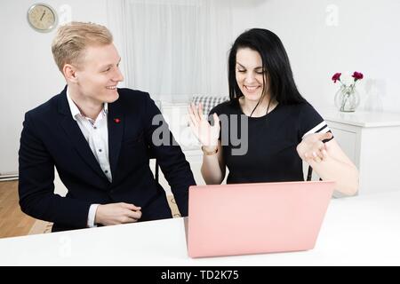 Vorgesetzten arbeitet mit unterordnen. Blonder Mann mit schwarzen behaarte Frau, emotional diskutieren Stockfoto