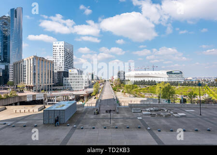 Paris, La Défense, Frankreich - 14 April 2019: die Wolkenkratzer von La Défense modernen Geschäfts- und Finanzviertel in Paris, mit Hochhäusern und La Defense Arena im Hintergrund Stockfoto