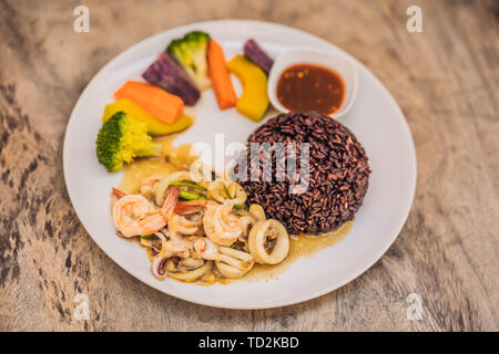 Brauner Reis, Meeresfrüchte, Gemüse. Gesunde Mahlzeit zum Mittagessen Stockfoto