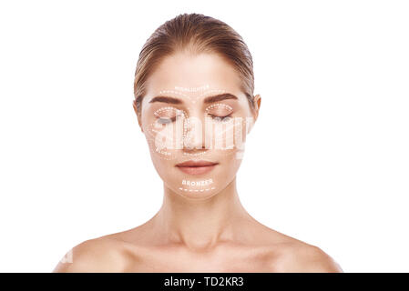 Perfektes Make-up. Porträt der schönen und jungen Frau mit geschlossenen Augen, frische und gesunde Haut und weiß gepunkteten Linien über ihr Gesicht. Am Pfingstmontag isoliert Stockfoto