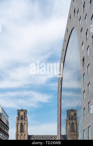 Rotterdam, Niederlande - 23 April, 2019: Saint Lawrence Kirche auf der Markthal Fassade gegen Himmel widerspiegelt Stockfoto