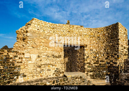 Alte Steinmauer bleibt von Muttrah Fort unter einem blauen Himmel am Abend. Von Muscat, Oman. Stockfoto