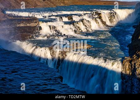 Gullfoss Wasserfall in Island, Europa. Gullfoss ist einer der bekanntesten Wasserfälle in Island und touristische Attraktionen in der Schlucht des Hvi Stockfoto