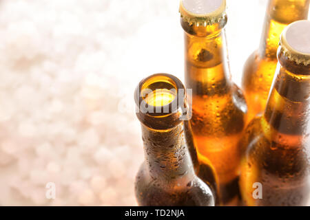 Vier Flaschen Bier mit einer offenen auf Crushed Ice Hintergrund. Horizontale Komposition. Ansicht von oben. Stockfoto