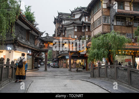 Stadtbild von Dujiangyan Stadt, Provinz Sichuan, China Stockfoto