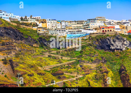 Fira, Santorini, Griechenland Panoramablick, mit Esel Pfad und Seilbahn von alten Hafen, hohen vulkanischen Felsen Stockfoto