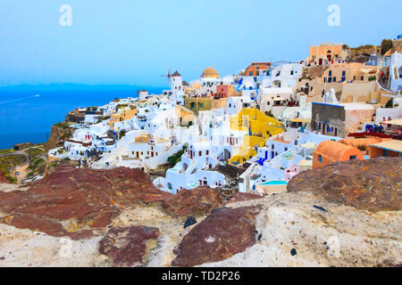 Die Insel Santorini, Griechenland, das Dorf Oia mit Windmühlen und bunten Häusern Blick vom alten steinernen Burg Stockfoto