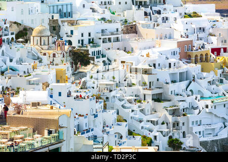 Fira, Freece - April 26, 2019: Panorama der Stadt, Dorf in der Santorini Insel mit weißen und blauen Häuser und Menschen Stockfoto