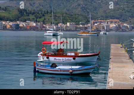 Yachten und Boote in der Bucht von Giardini Naxos und Taormina, Sizilien, Italien Stockfoto