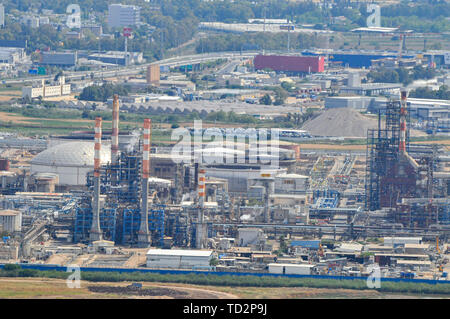 Israel, Haifa Bucht, die Schornsteine und Kamine der petrochemische Fabrik Stockfoto