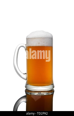 Bierkrug mit Schaumstoff isoliert auf weißem Hintergrund Stockfoto