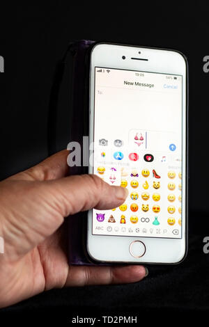 Mobiltelefon mit einem Bikini emoji Stockfoto