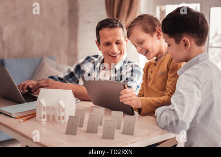 Zwei süße Kinder, Energie für Ihre Zukunft Haus mit Vater Stockfoto