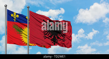 Kroatien und Albanien Flagge im Wind gegen Weiße bewölkt blauer Himmel zusammen. Diplomatie Konzept, internationale Beziehungen. Stockfoto