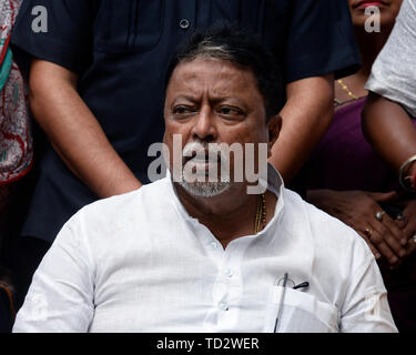 Kolkata, Indien. 10 Juni, 2019. Bharatiya Janta Party oder BJP Führer Mukul Roy zusammen mit dem neu melden Sie Führer von TMC und CPI (M) an der West Bengal BJP Head Quarter. Credit: Saikat Paul/Pacific Press/Alamy leben Nachrichten Stockfoto