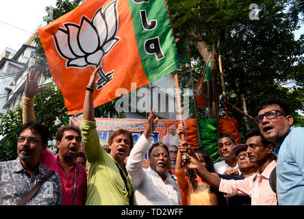 Kolkata, Indien. 10 Juni, 2019. Bharatiya Janta Party oder BJP Führer Mukul Roy (Mitte) zusammen mit dem neu melden Sie Führer von TMC und CPI (M) an der West Bengal BJP Head Quarter. Credit: Saikat Paul/Pacific Press/Alamy leben Nachrichten Stockfoto