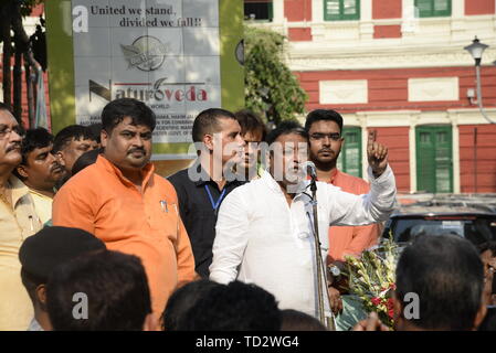 Kolkata, Indien. 10 Juni, 2019. Bharatiya Janta Party oder BJP Führer Mukul Roy zusammen mit dem neu melden Sie Führer von TMC und CPI (M) an der West Bengal BJP Head Quarter. Credit: Saikat Paul/Pacific Press/Alamy leben Nachrichten Stockfoto