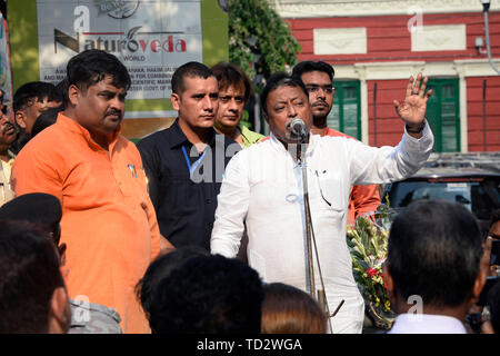 Kolkata, Indien. 10 Juni, 2019. Bharatiya Janta Party oder BJP Führer Mukul Roy zusammen mit dem neu melden Sie Führer von TMC und CPI (M) an der West Bengal BJP Head Quarter. Credit: Saikat Paul/Pacific Press/Alamy leben Nachrichten Stockfoto