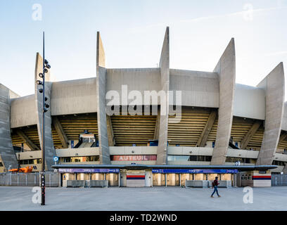 Außenansicht des Auteuil Tribüne Eingang des Parc des Princes Stadion in Paris, Frankreich, der Heimat von Paris Saint-Germain (PSG) Football Club. Stockfoto