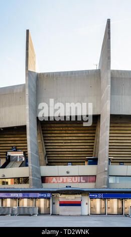 Außenansicht des Auteuil Tribüne Eingang des Parc des Princes Stadion in Paris, Frankreich, der Heimat von Paris Saint-Germain (PSG) Football Club. Stockfoto