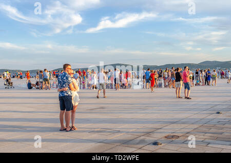 Gruß an die Sonne nach Sonnenuntergang. Stockfoto