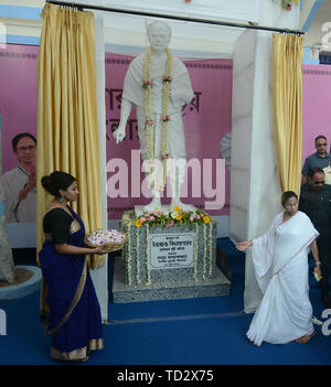 Kolkata, Indien. 11 Juni, 2019. Kolkata, West Bengal Chief Minister Mamata Banerjee und intellektuellen März erneut die Statue des notierten Bengali reformer Pandit Ishwar Chandra Vidyasagar installieren. Credit: Sandip Saha/Pacific Press/Alamy leben Nachrichten Stockfoto