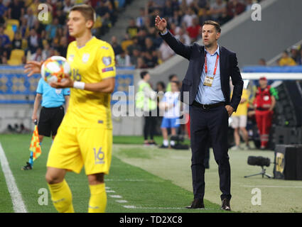 Lemberg, Ukraine - Juni 7, 2019: Serbische manager Mladen Krstajic in Aktion während der UEFA EURO Qualifikationsspiel in der Ukraine 2020 v Serbien im Arena Lemberg stadi Stockfoto