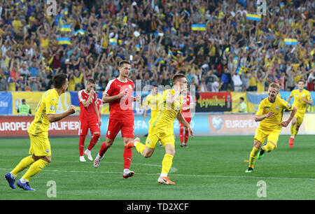 Lemberg, Ukraine - Juni 7, 2019: Ukrainische Spieler feiern, nachdem Viktor Tsygankov (C) ein Ziel während der UEFA EURO 2020 Qualifikationsspiel gegen S gezählt Stockfoto