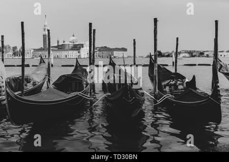 Schwarz-weiß Schuss Gondeln im Wasser angedockt Stockfoto