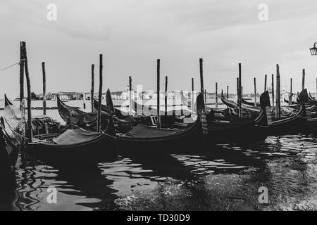 Schwarz-weiß Schuss Gondeln im Wasser angedockt Stockfoto