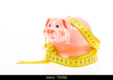 Kredit Darlehen schulden. Messen Sie Kosten. Sparschwein und Maßband. Budget limit Konzept. Wirtschaft und Finanzen. Pig trap. Haushalt Krise. Planung Budget. Business problem. Begrenzt oder eingeschränkt. Stockfoto