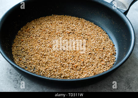 Stapel von Brotkrumen Braten in der Pfanne. Ökologische Lebensmittel. Stockfoto