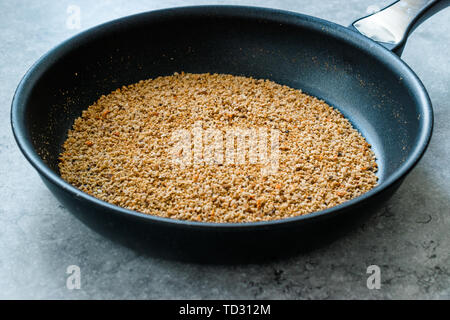 Stapel von Brotkrumen Braten in der Pfanne. Ökologische Lebensmittel. Stockfoto