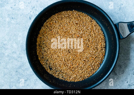 Stapel von Brotkrumen Braten in der Pfanne. Ökologische Lebensmittel. Stockfoto