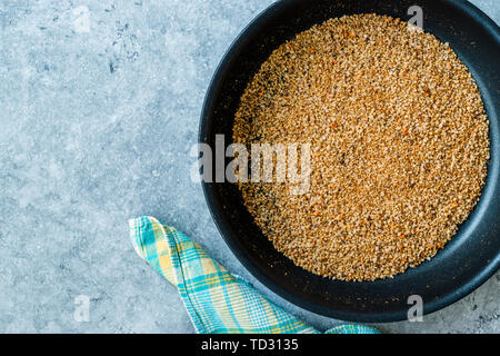 Stapel von Brotkrumen Braten in der Pfanne. Ökologische Lebensmittel. Stockfoto