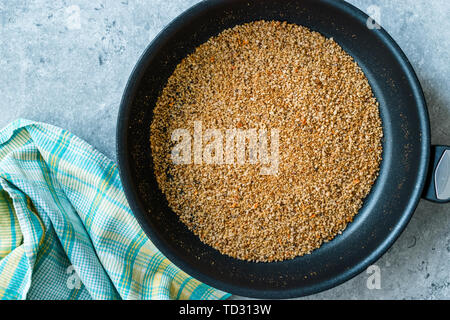 Stapel von Brotkrumen Braten in der Pfanne. Ökologische Lebensmittel. Stockfoto