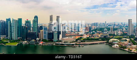 Singapur, 25. April 2019, Bbusiness Bezirk Panorama über Marina Bay Stockfoto