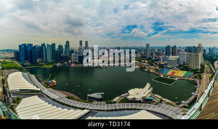 Singapur, 25. April 2019, Bbusiness Bezirk Panorama über Marina Bay Stockfoto