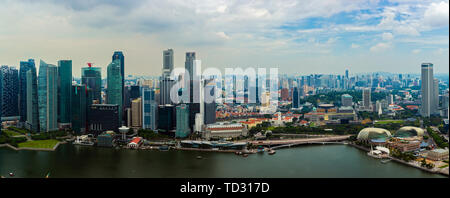 Singapur, 25. April 2019, Bbusiness Bezirk Panorama über Marina Bay Stockfoto