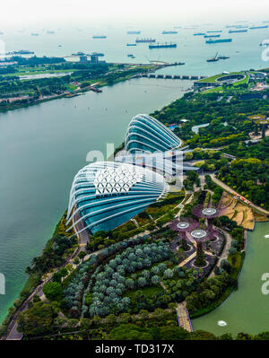 Singapur - April 23, 2019 Panorama von Gewächshäusern Blume Kuppel und Cloud Forest in Gärten durch die Bucht in Singapur Stockfoto