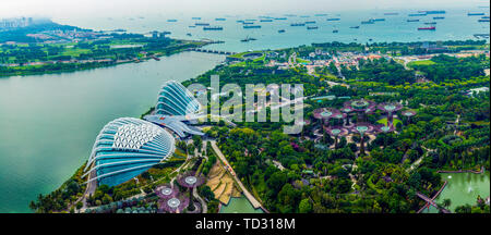 Singapur - April 23, 2019 Panorama von Gewächshäusern Blume Kuppel und Cloud Forest in Gärten durch die Bucht in Singapur Stockfoto