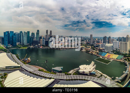 Singapur, 25. April 2019, Bbusiness Bezirk Panorama über Marina Bay Stockfoto