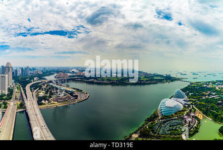 Singapur - April 23, 2019 Panorama von Gewächshäusern Blume Kuppel und Cloud Forest in Gärten durch die Bucht in Singapur Stockfoto