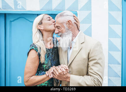 Gerne älteres Paar zärtliche Momente im Freien - Reife eleganten Menschen feiern Tag der Jahrestag - Frau ihrem Mann küssen Stockfoto