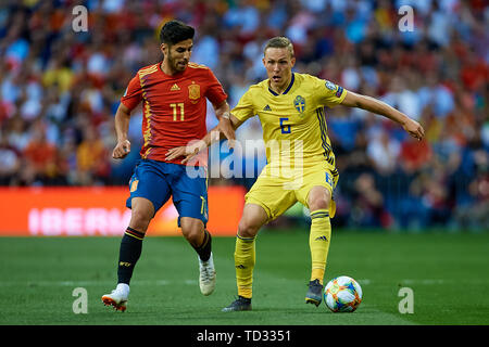 MADRID, Spanien - 10. Juni: Ludwig Augustinsson (R) von Schweden konkurriert für die Kugel mit Marco Asensio Spaniens während der UEFA EURO 2020 qualifier Match zwischen Schweden und Spanien in Santiago Bernabeu am 10. Juni 2019 in Madrid, Spanien. (Foto von David Aliaga/MB Medien) Stockfoto