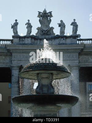 Der Staat der Vatikanstadt. Brunnen von St. Peter's Square, erstellt von Carlo Maderno (1612-1614), an der Nordseite des Platzes. Stockfoto